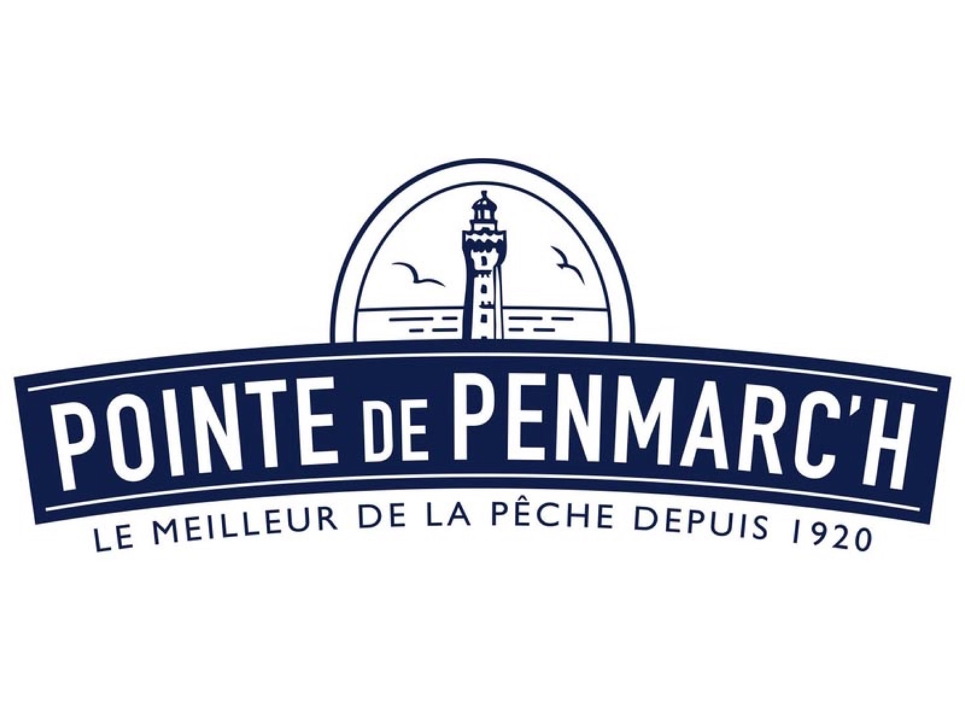 Logo d’origine de Pointe de Penmarc’h : un phare dans un arc, au-dessus d’un bandeau bleu marine, avec la mention « Le meilleur de la pêche depuis 1920 »